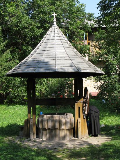 2010 - Dragomirna; der in Rumänien oft gesehene Ziehbrunnen