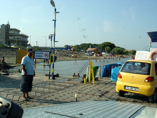2010 - Braila; auf der Fähre in die Lücke parken