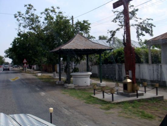 2010 - unterwegs nach Tulcea; die typischen Ziehbrunnen sind immer noch in Funktion