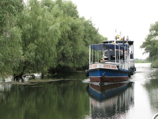 2010 - Donaudelta; Gegenverkehr - ein Hotelschiff