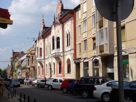 2010 - Oradea; im Zentrum stehen überall "fütterungshungrige" Parkuhren; doch woher Münzen nehmen, das ist die Frage....? Selbst  die Banken wimmeln ab, wenn man danach fragt! Was tun? Ein Ordnungshüter hat uns aufgeklärt - Parkscheine sind am Zeitungskiosk erhältlich... (muss man halt wissen...!)