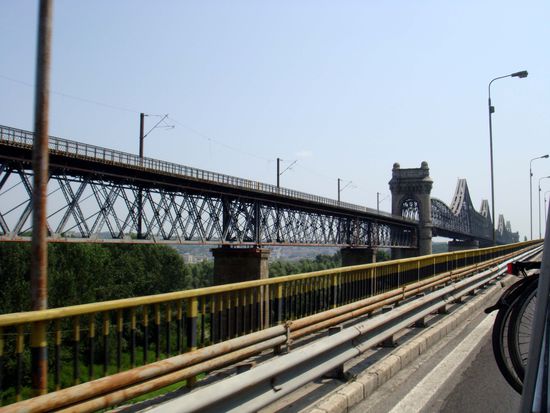 2010 - die Eisenbahnbrücke entlang der Strasse, 1,6 km lang, erbaut Ende des 18. Jh.