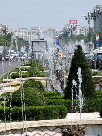 2010 - Bukarest; wir bummeln zu Fuss in die Stadt, vorbei an Brunnen mit Wasserspielen