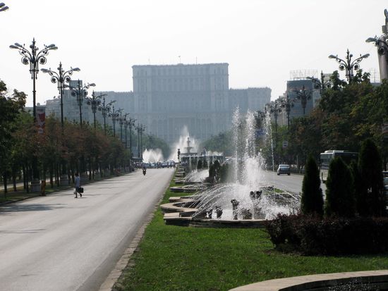 2010 - Bukarest; Boulevard Unirii, es sind jeweils 2 Fahrspuren richtungsgetrennt...