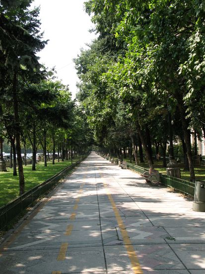 2010 - Bukarest; Boulevard Unirii, ... beiderseits der Autostrasse Fahrradstreifen sowie noch extra eine Fussgängerzone...