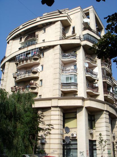 2010 - Bukarest; Wohn- und Bürohäuser gegenüber dem Palast