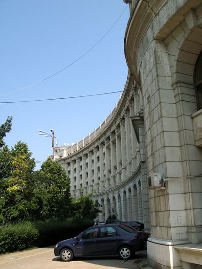 2010 - Bukarest; gegenüber dem Parlament befinden sich verschiedene Ministerien
