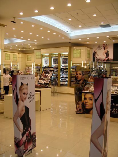 2010 - Bukarest; internationale Läden im Shoppingcenter