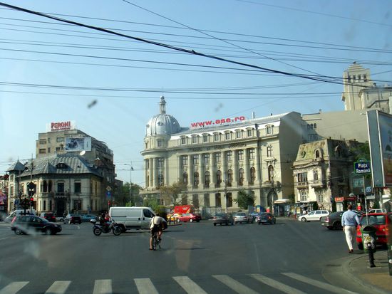 2010 - Bukarest; während der Fahrt aus der Stadt aufgenommen...