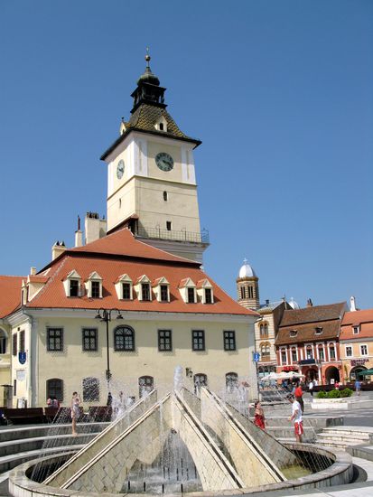 2010 - Brasov; der beliebte Brunnen vor dem Rathaus