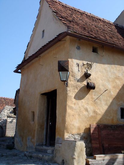 2010 - Rasnov; im Innern der Burganlage, Eingang zur Schenke