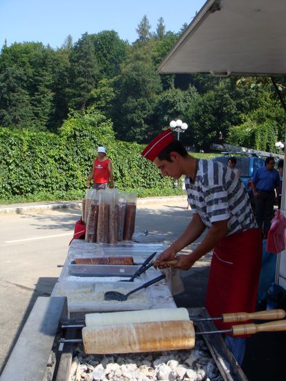 2010 - Rasnov; Süssgebäck auf Holzkohlen gebacken