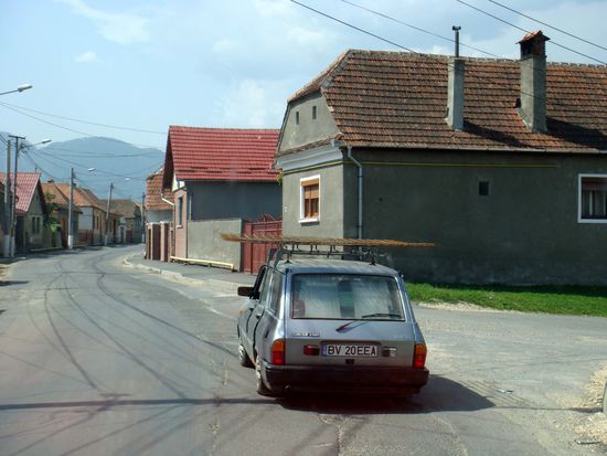 2010 - Unterwegs; Vorsicht beim Überholen - etwas breit geladen...