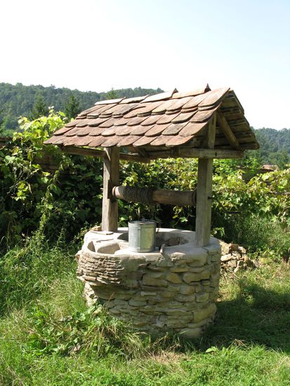 2010 - Apold; der Brunnen im Hof der Wehrkirche