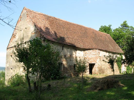 2010 - Apold; Nebengebäude bei der Wehrkirche - diente als Getreidespeicher