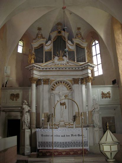 2010 - Apold; der Altarraum. Bemerkenswert sind im Chor die Truhenbänke, die aufgeklappt werden und in welche sich die Dorfbewohner bei Gefahr verstecken konnten