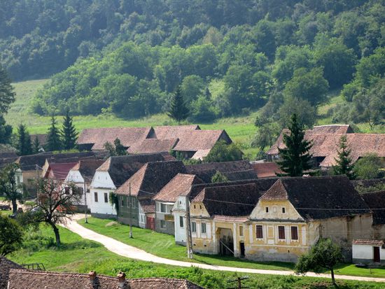 2010 - Apold; die typischen kleinen Wohnhäuser mit der Frontseite