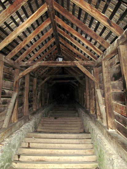 2010 - Sigishoara; Die Schülertreppe; ein fürsorglicher Schulmeister liess die Treppe mit 175 Stufen im Jahre 1642 errichten, um seinen Schülern den Schulweg im Winter zu erleichtern.