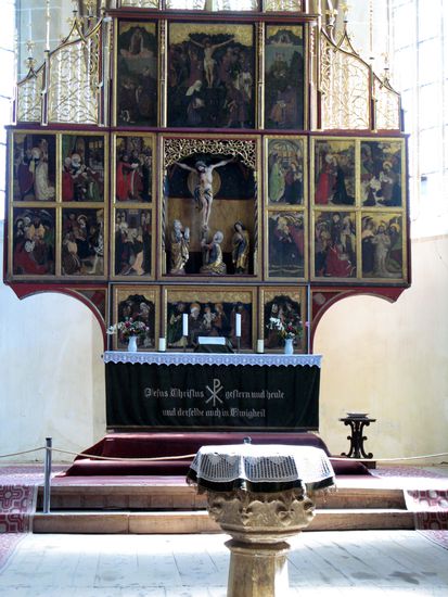 2010 - Biertan; der eindrucksvolle Flügelaltar, vorne der Taufstein