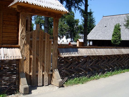 2010 - Satu Mare; geschnitztes Tor und geflochtener Zaun