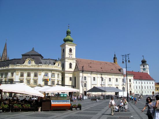 2010 - Sibiu; Piata Mare, der grosse Marktplatz; die katholische Kirche; im Hintergrund der Ratsturm; 
hier fanden im Mittelalter die grossen Jahrmärkte, Theater und Zunftfeste, aber auch öffentliche Versammlungen und Hinrichtungen statt.