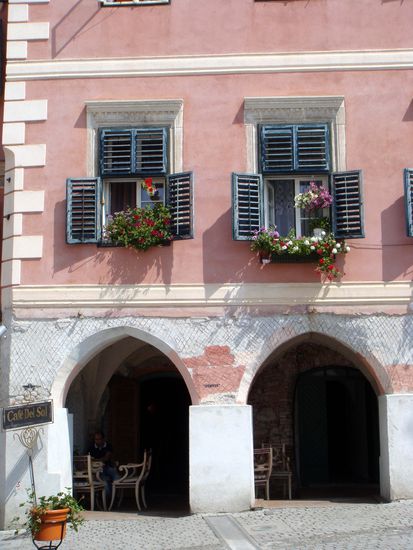 2010 - Sibiu; lauschige Plätzchen; schade - das in der Nähe liegende Apothekenmuseum ist geschlossen! Es wäre sicher interessant gewesen, einer der Wirkungsstätten von Samuel Hahnemann, dem Begründer der Homöopathie, einen Besuch abzustatten.