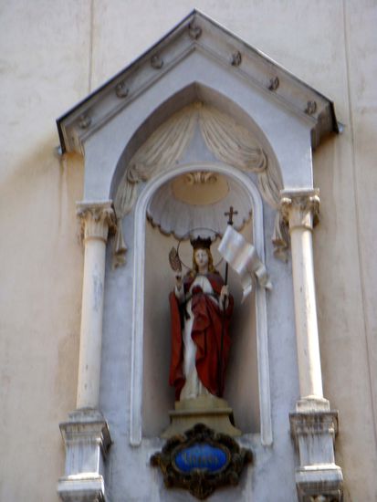2010 - Sibiu; die Ursulinenkirche, Statue der heiligen Ursula beim Eingang