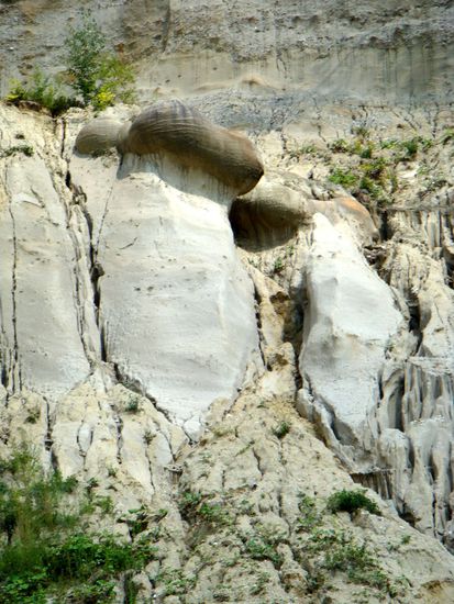 2010 - Trovantilor; so hängen die Steine in der Wand...