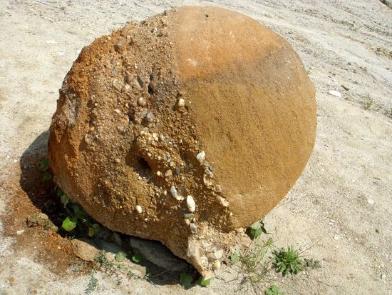 2010 - Trovantilor; rundgeschliffen...