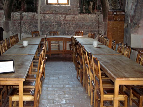 2010 - Horezu; Blick in den Speisesaal mit dem "modernen" Kachelofen vorne rechts