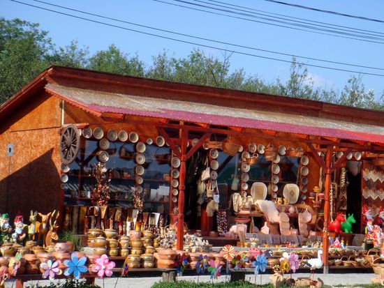 2010 - Horezu; Töpfereien an der Strasse in Hülle und Fülle