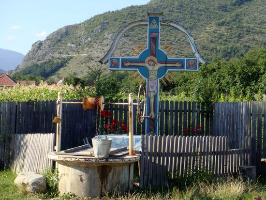 2010 - Baia de Fier; schön gestalteter, von ein paar Gehöften gemeinsam benutzter Sodbrunnen