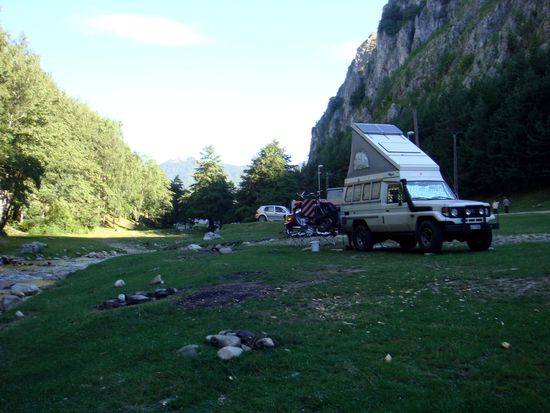 2010 - Baia de Fier; der Nachtplatz am Fluss - zwar etwas laut in der Nacht zum Schlafen, doch romantisch! Der rauschende Gebirgsbach ist etwas gewöhnungsbedürftig...