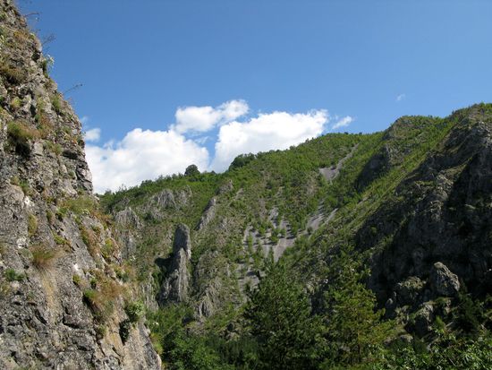 2010 - Frauenhöhle; wieder draussen... aus der Höhe zeigen sich die schroffen Felswände, die schwer zugänglich sind