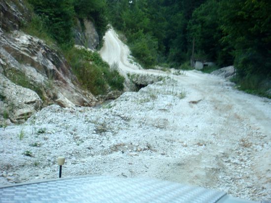 2010 - Ruschita - Pass; die Strasse wird steiler und ist streckenweise stark ausgewaschen