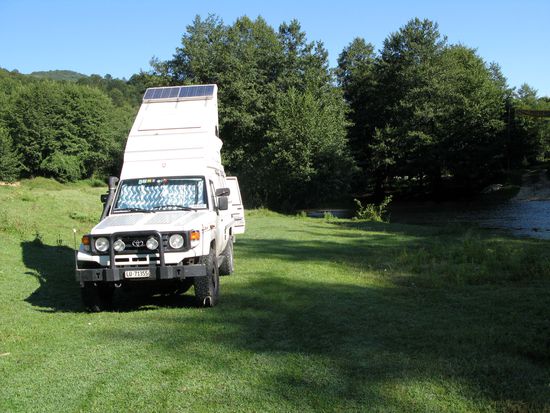 2010 - Ruschita - Pass; am andern Morgen zeigt sich der Platz von der freundlichsten Seite...