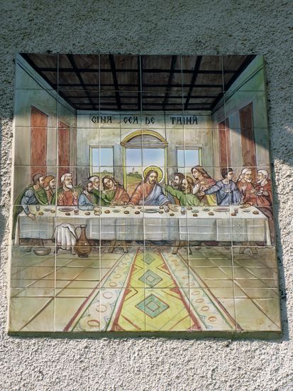 2010 - Kloster Portarita; bemalte Kacheln links und rechts der Einfahrt