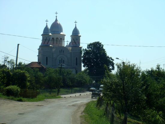 2010 - Lacul Calinesti; ... unerwartet eine grosse Kirche in der weiten Landschaft...