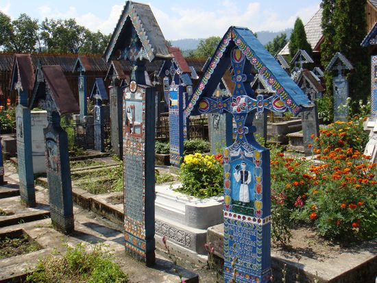 2010 - Sapanta; der lustige Friedhof; kunstvoll geschnitzte und bemalte Grabkreuze