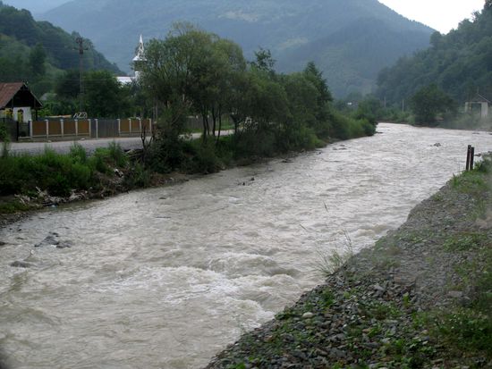 2010 - Wassertal; der Zug zuckelt dem Fluss entlang