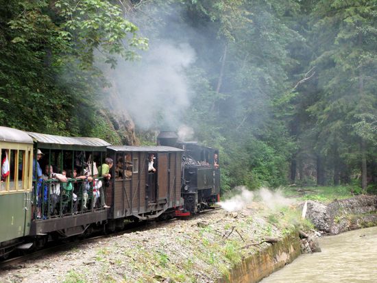 2010 -  Wassertal; mit einer Höchstgeschwindigkeit von 30 km/h fährt der Zug ins Tal