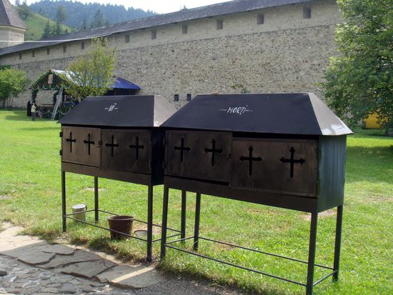 2010 - Kloster Sucevita; links für die Lebenden - rechts für die Toten - können Kerzen angezündet werden. "Für mich und alle andern armen Sünder..."!