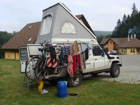 2010 - Sucevita; unser Campingplatz beim Hotel in Sucevita - die Waschmaschine (blaues Fass) hat während der Fahrt im Schonwaschgang sauber gewaschen...