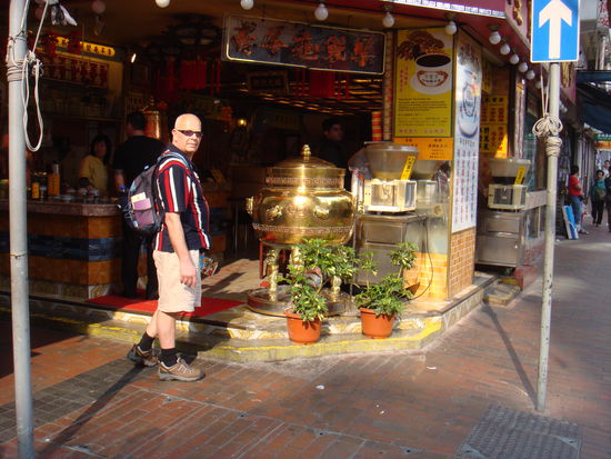 2011 - KowLoon; in den geschäftigen Seitenstrassen