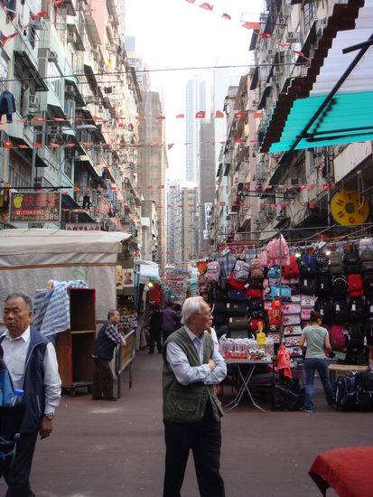 2011 - YauMa Tei, Temple Street; Hongkongs spektakulärster Nachtmarkt wird aufgebaut