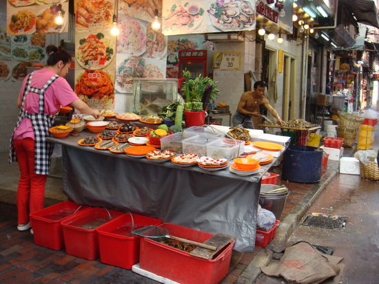 2011 - MongKok, Nachtmarkt; Leckereien werden vorbereitet...