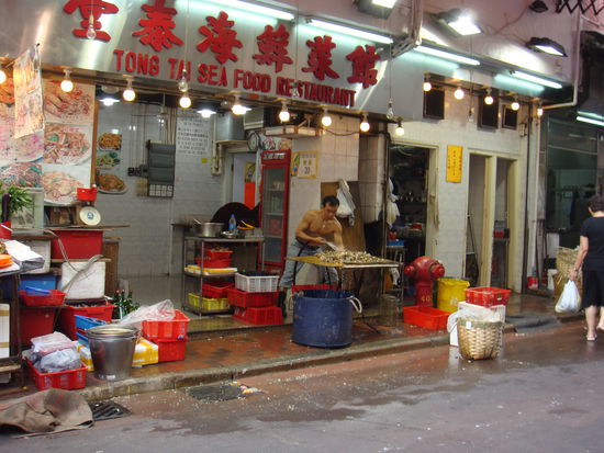 ... der Fang aus dem Meer wird gewaschen