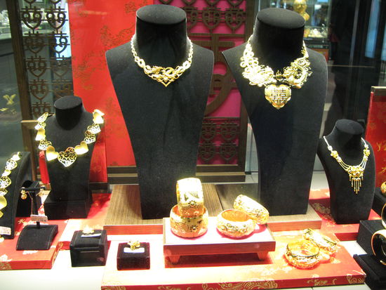 2011 - KowLoon, Nathan Road; Blick ins Schaufenster...