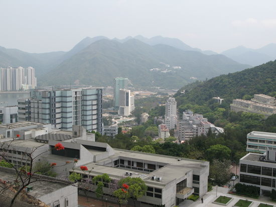 2011 - HongKong; Ausblick über das Uni-Gelände ins Tal hinunter. -  HK verfügt über mehrere Universitäten.
