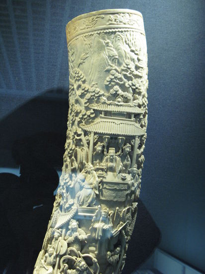 2011 - HongKong; im Uni-Museum - "fotografieren verboten"! Trotzdem - filigrane Arbeit an einem Elfenbein-Stosszahn...